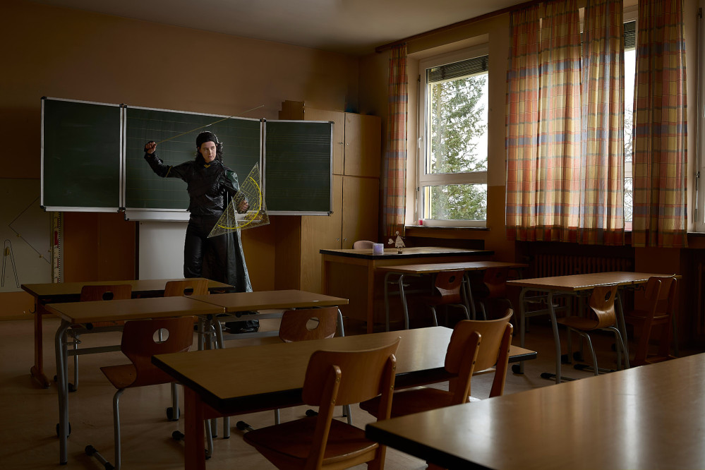 inszenierte-schueler-iin-klasse-mit-magischem-licht-186