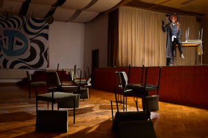 inszenierte-schueler-iin-klasse-mit-magischem-licht-182