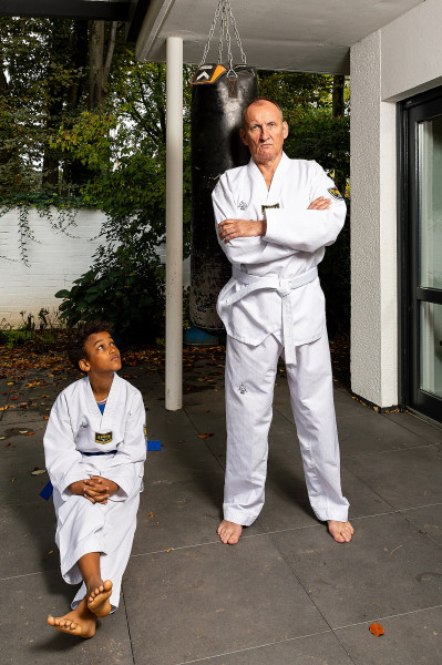 Portrait von Judoka mit Sohn vor Haus im Studiolicht