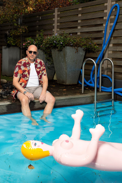 Portrait von Mann am Pool, Inszeniert, Studiolicht.