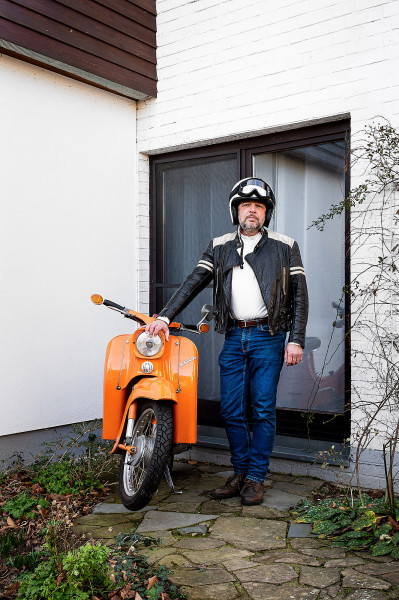 Portrait eines Moppedfahrers, stolz, in studioartigem Licht