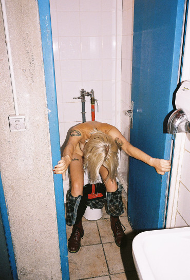 Trash als Look für stylische Modefotografie gezeigt anhand von Portraits in der Ausbildung zum Fotografen verfeinert.