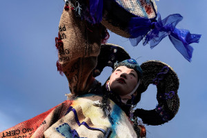 inszenierte-modefotografie-mit-spannendem-kunstlicht-entstanden-im-rahmen-der-ausbildung-zum-fotografen-460