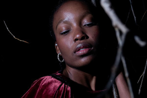 inszenierte-modefotografie-mit-spannendem-kunstlicht-entstanden-im-rahmen-der-ausbildung-zum-fotografen-463