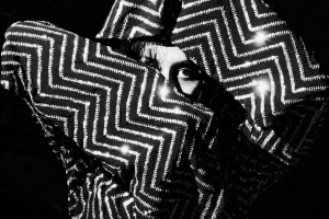 inszenierte-modefotografie-mit-spannendem-kunstlicht-entstanden-im-rahmen-der-ausbildung-zum-fotografen-471