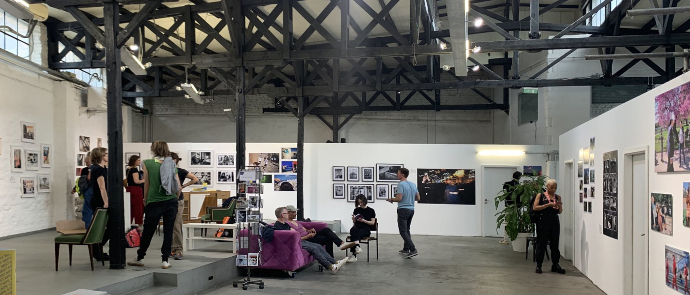 Die Ausstellung "Street Photography Mixtape" erweitert das Netzwerk des Studiums der Fotografie.